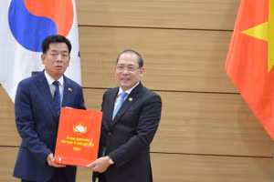 越南祖国阵线中央委员会副主席黄功水向武胡大使赠送纪念品。