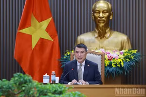 越南政府总理黎明兴与加拿大总理马克·卡尼通电话。图片来源：何清江 摄