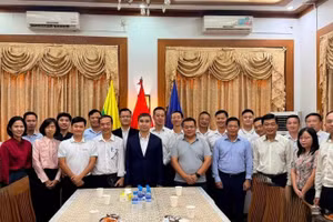 阮英德大使与越南商界代表合影留念。（照片由越南驻缅甸大使馆提供）