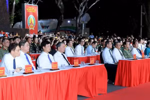 越共中央总书记、国家主席苏林；政府总理黎明兴；党和国家领导人出席在河内举行的《璀璨星光引路》电视连线节目。