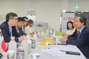 双方举行工作会议。
