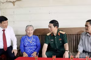 潘文江将军看望了阮文事先生和丁氏贝女士的家人。