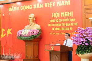 越共中央政治局委员、中央书记处常务书记陈锦秀同志出席会议并颁发相关决定。（图片来源：世代 摄）