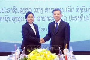 越共中央书记处书记、越南最高人民法院院长黎明智和老挝人民革命党中央书记处书记、老挝最高人民法院院长万通•西潘敦。（图片来源：越通社）