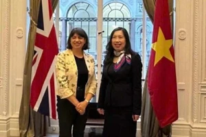 越南外交部副部长黎氏秋姮和英国外交、联邦及发展事务大臣西玛·马尔霍特拉。（图片来源：baoquocte.vn）