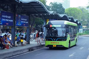 河内将在节假日期间增加连接汽车站和换乘点的巴士数量，为人们提供服务。