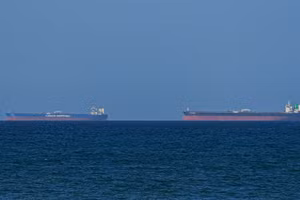 等待通过霍尔木兹海峡的货船。图片来源：阿纳多卢通讯社/越通社发