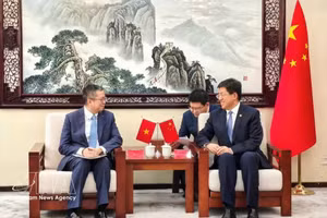 越南驻中国大使范清平（左）会见中国共青团中央书记处第一书记阿东。（图片来源：越通社）