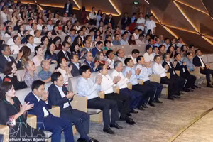 越共中央总书记、国家主席苏林等出席“祖国在我心中”文艺表演活动。