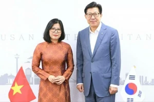 越南驻釜山市总领事段芳兰礼节性拜会釜山市长朴兴俊。