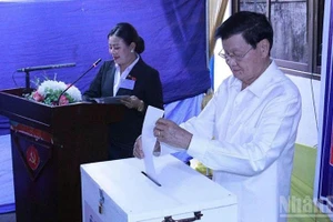 老挝人民革命党中央总书记、国家主席通伦·西苏里（Thongloun Sisoulith）在万象首都西萨塔纳县塔帕兰赛坊第1选区的投票站行使公民权利，参与投票。