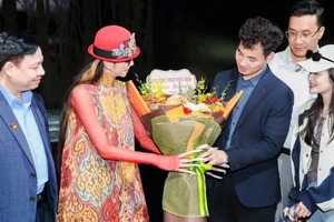 越南表演艺术局局长、人民艺术家阮春北日前前往河内还剑湖剧院，慰问并祝贺正在进行《孔雀——The Peacock Hanoi 2026》彩排的中国艺术家团队，并向他们献花致意。