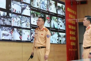 执勤交警在交通管制中心处理各种情况。（河仙 摄）