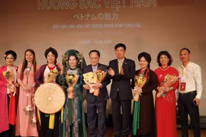 与会代表与艺术家们合影留念。