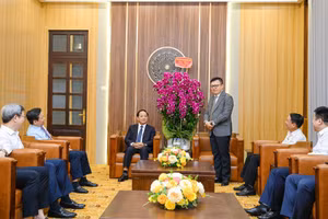 越南《人民报》社总编辑黎国明感谢郑文决同志的关心、鼓励和深刻指导。