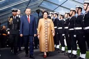 当地时间8月13日上午，新西兰总督辛迪·基罗在奥克兰市主持隆重仪式，欢迎越共中央总书记、国家主席苏林于2026年8月12日至14日率领越南高级代表团对新西兰进行国事访问。（图片来源：越通社）