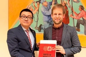 武黎泰黄大使和施蒂利亚州共产党主席、施蒂利亚州议员亚历山大·梅林茨。