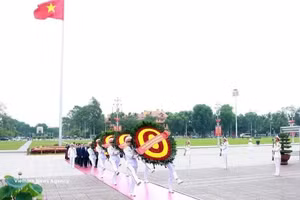 越共中央委员会、国家主席、国会、政府代表团前往胡志明主席陵敬献花圈并入陵瞻仰胡志明主席遗容。