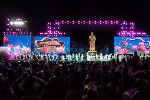 5月18日晚，乂安省金莲乡莲村体育场隆重举行2026年莲村节开幕式。