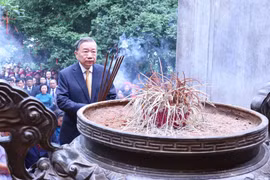 越共中央总书记、国家主席苏林在上庙进香。（图片来源：越通社）