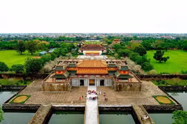 从高空俯瞰，顺化大内闪耀夺目，熠熠生辉于这座遗产之城之中。（图片来源：黎黄）