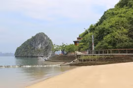 广宁省下龙湾桃金娘海滩暂停接待游客。