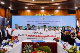 与会代表合影。（图片来源：越通社）