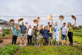 国际游客在会安市茶桂蔬菜村体验务农生活。（图片来源：文化体育旅游部）