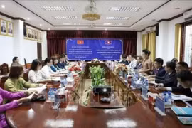 9月16日，由奠边省委常务委员会委员、人民议会常务副主席高氏雪兰率领的奠边省代表团与由老挝波乔省政府委员会副主席坎胜·苏利亚翁率领的该省代表团举行工作会谈。（图片来源：越通社）
