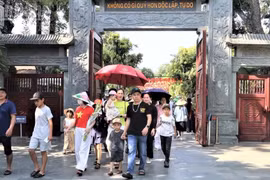 参观胡伯伯老家的游客。