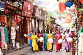 游客参观万福丝绸村。（图片来源：新河内报）