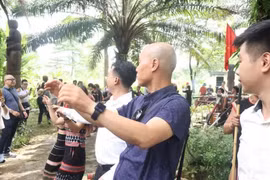 游客在越南各民族文化旅游村参加文化活动。（魁明 摄） 
