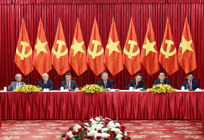 苏林总书记会见各国政党代表团团长。(图片来源:越通社) 苏林总书记会见各国政党代表团团长。(图片来源:越通社)