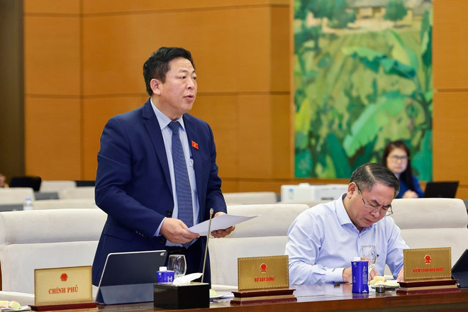 越南建设部长陈鸿明作报告。(图片来源:越通社) 越南建设部长陈鸿明作报告。(图片来源:越通社)