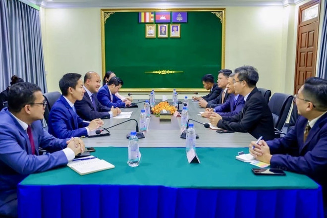 柬埔寨副首相兼公共事务部大臣、青年联合会主席洪玛尼会见阮明宇大使。(图片来源:越通社) 柬埔寨副首相兼公共事务部大臣、青年联合会主席洪玛尼会见阮明宇大使。(图片来源:越通社)