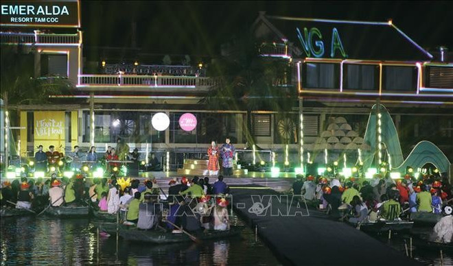 “华闾似锦”展演场景。(图片来源：越通社）