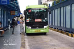 乘客在胡志明市槟城坊咸宜公交换乘站上车。（图片来源：越通社）