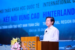 社会科学与人文大学校长黄英俊教授在开幕式致辞。