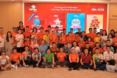 出席新闻发布会的代表合影留念。