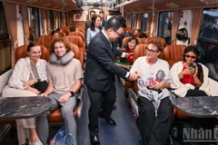 除夕夜的“幸福列车”是一段满载幸福的旅程。（成达 摄）