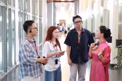 内容创作者聆听直播中推介美食背后的故事。