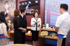 韩国总统夫人在越南体验2026年韩国文化旅游节。