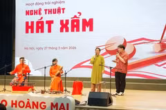 河城盲人曲团为河内黄梅星星教育系统学生举办盲人曲艺术体验活动。