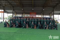 越南边防部队派出一支专业搜救犬分队，共10名干部战士和8只搜救犬赴委内瑞拉执行国际搜救任务。（图片来源：人民军队报）