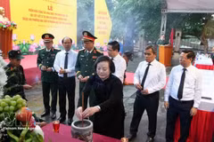 越南政府副总理、中央书记处书记、国家烈士遗骸寻找、归集和身份确认指导委员会主任范氏清茶和各位代表在烈士遗骸搜寻发掘前向各位英烈进香。