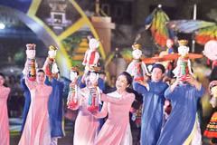 宁平省华闾古都街头文化节上的文艺演出活动。