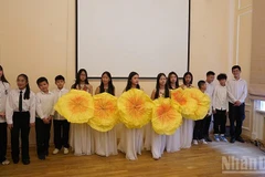 旅俄越南人子女在纪念活动上表演文艺节目。
