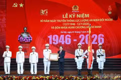 国会主席陈青敏向对外安全力量授予胡志明勋章。