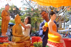 芹苴市高棉族同胞参加浴佛仪式。
