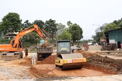 施工单位开展路基挖填作业。